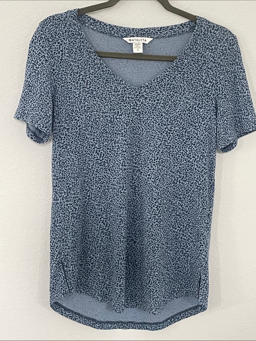Athleta Breezy Scoop V-Neck Tee Blue Animal Print Modal Blend Size Small